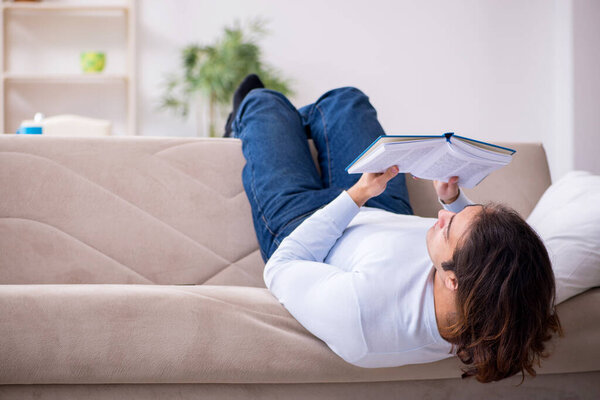 Молодой студент готовится к экзаменам дома