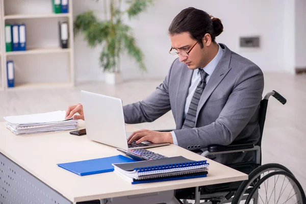 Junge männliche Angestellte im Rollstuhl — Stockfoto