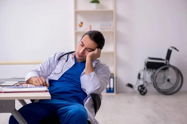 Junger Arzt arbeitet im Krankenhaus — Stockfoto