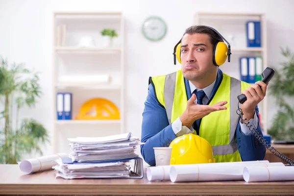 Junger männlicher Architekt arbeitet im Büro — Stockfoto