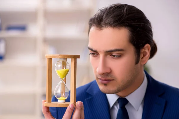 Jovem empregado do sexo masculino no conceito de gestão de tempo — Fotografia de Stock