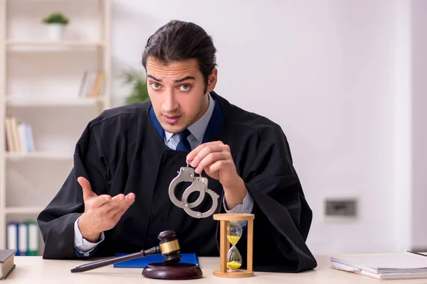 Juez joven masculino en concepto de gestión del tiempo — Foto de Stock