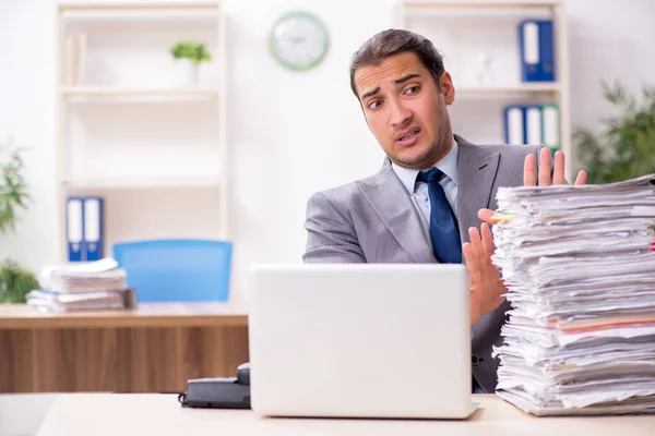 Joven hombre de negocios infeliz con el trabajo excesivo —  Fotos de Stock