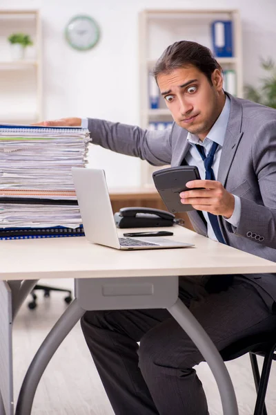 Giovane uomo d'affari maschile infelice con il lavoro eccessivo — Foto Stock