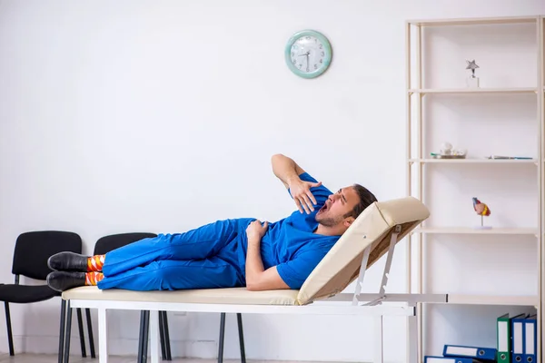 Giovane medico di sesso maschile stanco dopo il turno di notte — Foto Stock