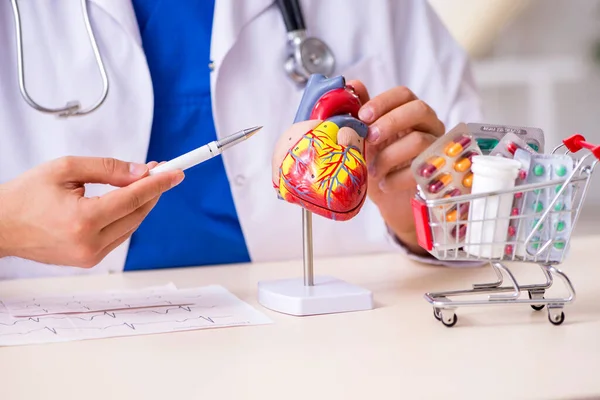 Giovane medico cardiologo maschile che lavora in clinica — Foto Stock