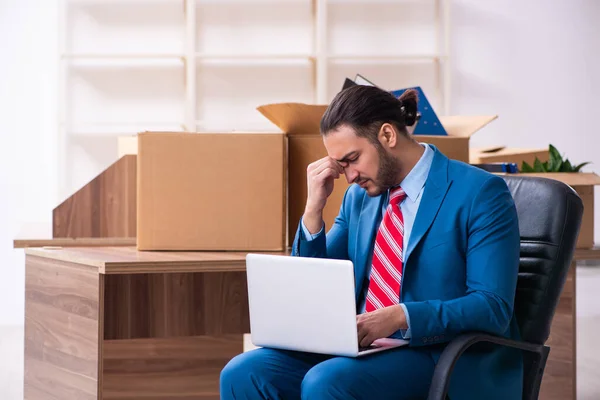 Junge männliche Mitarbeiter im Umzugskonzept — Stockfoto