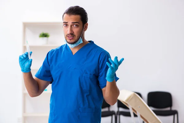 Jovem médico do sexo masculino trabalhando na clínica — Fotografia de Stock