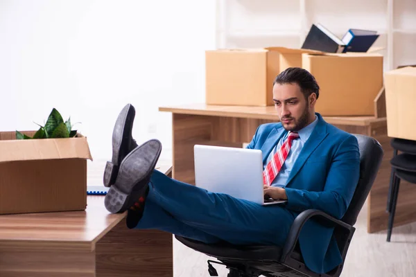 Joven empleado masculino en concepto de reubicación —  Fotos de Stock