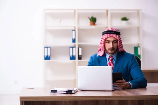 Giovane dipendente arabo maschile che lavora in ufficio — Foto Stock