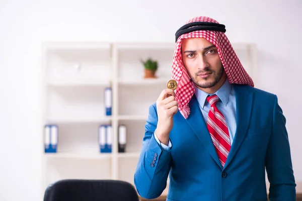 Jeune employé arabe de sexe masculin travaillant au bureau — Photo