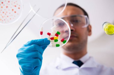 Laboratuvarda çalışan genç bir eczacı.