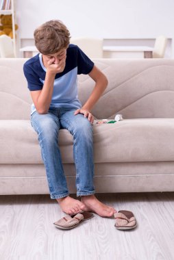 Sorunlu genç çocuk intiharı düşünüyor.