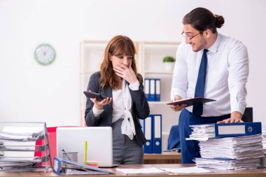 Ofiste çalışan iki çalışan.