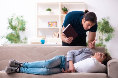 Baba ve oğul sınav hazırlığı konseptinde.