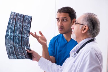 Klinikte çalışan iki erkek doktor.