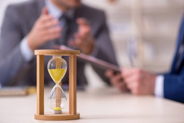 Zaman yönetimi kavramında iki işadamı