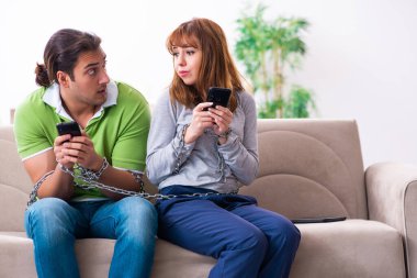 Gadget bağımlılığı konseptinde genç bir çift