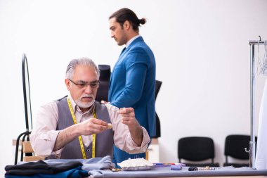 Genç işadamı yaşlı terziyi ziyaret ediyor.