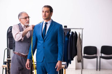 Genç işadamı yaşlı terziyi ziyaret ediyor.