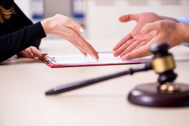 Boşanma konseptinde genç bir çift