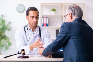Adliyedeki erkek doktor avukatla toplantıda.
