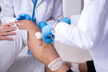 Hastanede yaralı genç bir adam var.