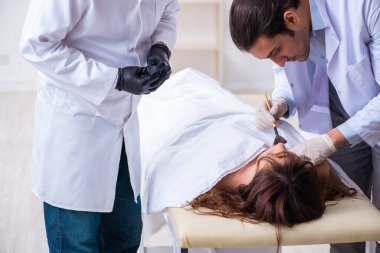 Polis morgdaki cesedi inceliyor.