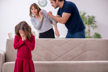Genç bir çift ve aile içi çatışma konsepti.