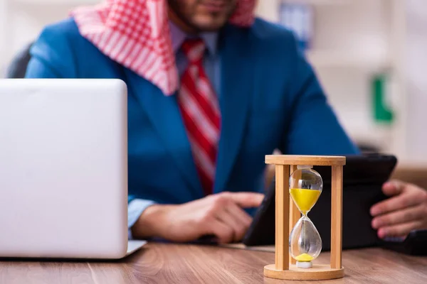 Jeune employé arabe de sexe masculin travaillant au bureau — Photo