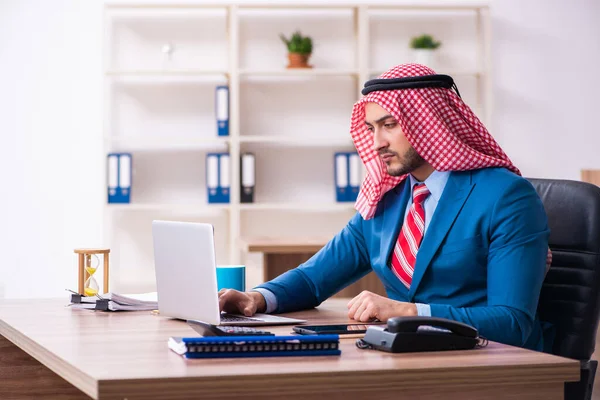 Giovane dipendente arabo maschile che lavora in ufficio — Foto Stock
