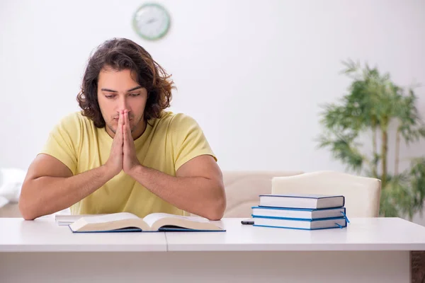 Joven estudiante masculino preparándose para los exámenes en casa —  Fotos de Stock