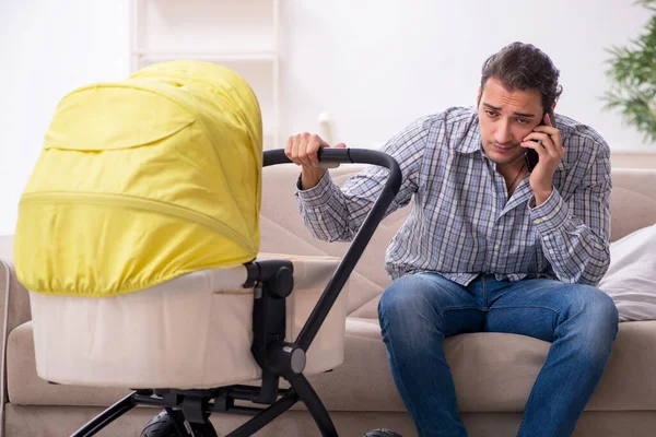 Pai jovem cuidando do bebê recém-nascido em casa — Fotografia de Stock