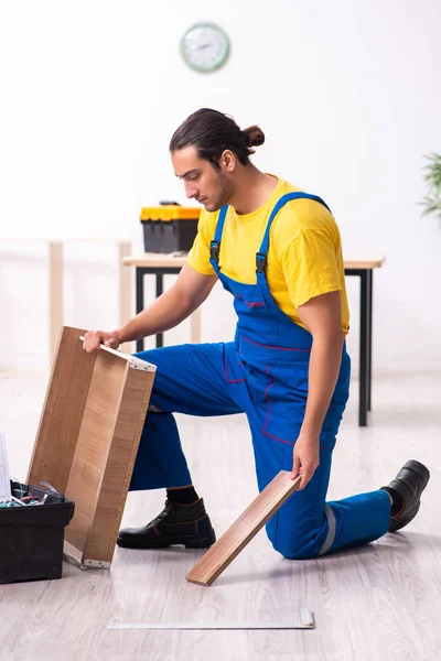 屋内で働く若い男性大工 — ストック写真