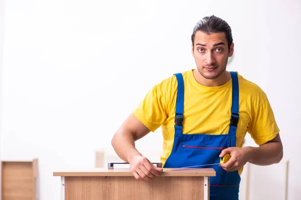 Jonge mannelijke timmerman die binnen werkt — Stockfoto