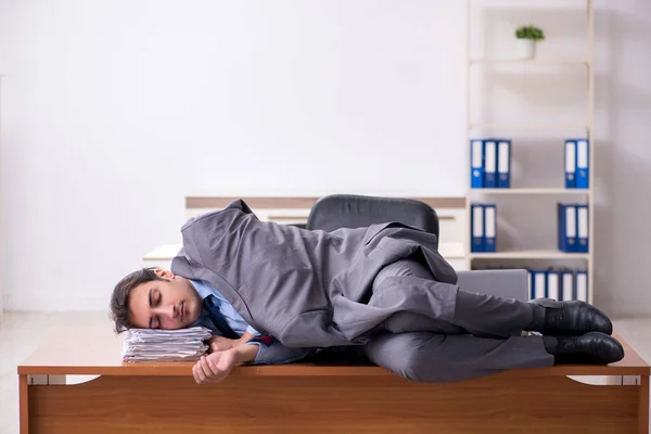 Genç erkek çalışan ofiste uyuyor. — Stok fotoğraf