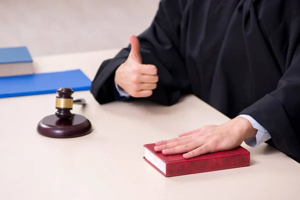 Jovem juiz do sexo masculino trabalhando no tribunal — Fotografia de Stock