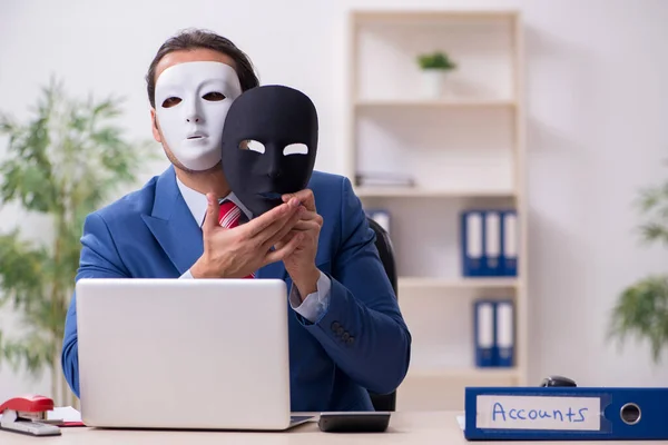 偽善コンセプトのマスクを持つ男性従業員 — ストック写真