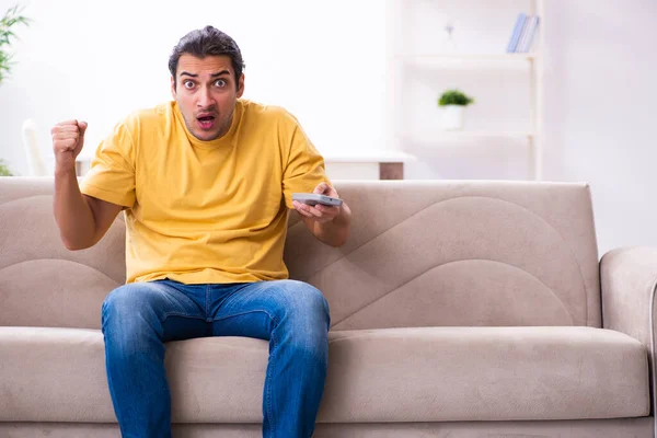 Jovem assistindo tv em casa — Fotografia de Stock