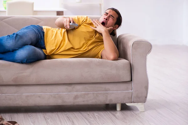 Hombre joven viendo la televisión en casa —  Fotos de Stock