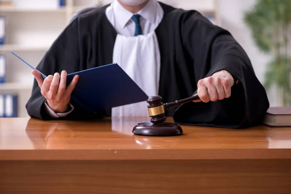 Alter männlicher Richter arbeitet im Gerichtsgebäude — Stockfoto