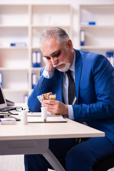 Ancien employé blessé au visage assis dans le bureau — Photo