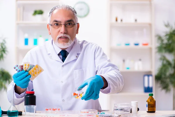 Viejo químico trabajando en el laboratorio — Foto de Stock