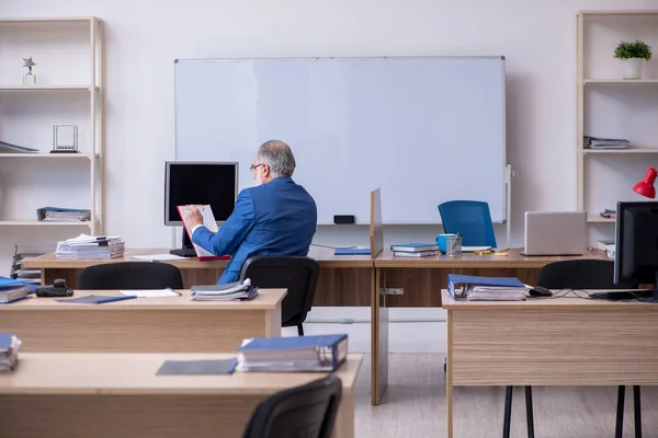 Stary mężczyzna szef pracownik pracuje w biuro — Zdjęcie stockowe