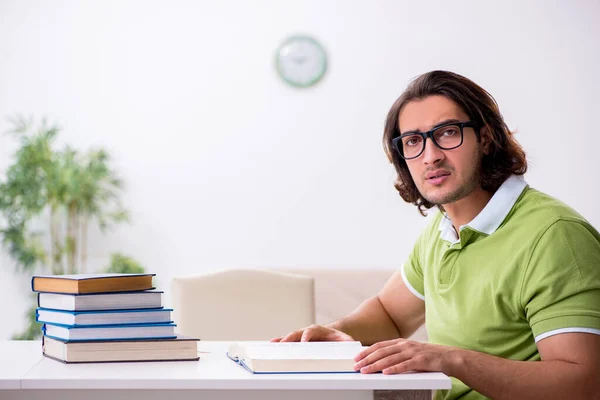 Joven estudiante masculino preparándose para los exámenes en casa —  Fotos de Stock