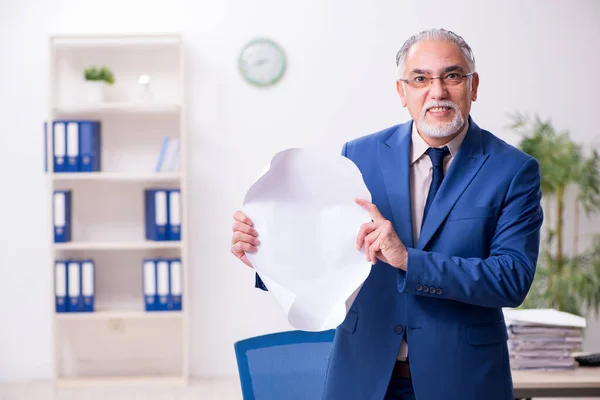 Viejo empleado y demasiado trabajo en la oficina — Foto de Stock