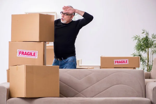 Viejo macho profesional mover haciendo casa reubicación — Foto de Stock