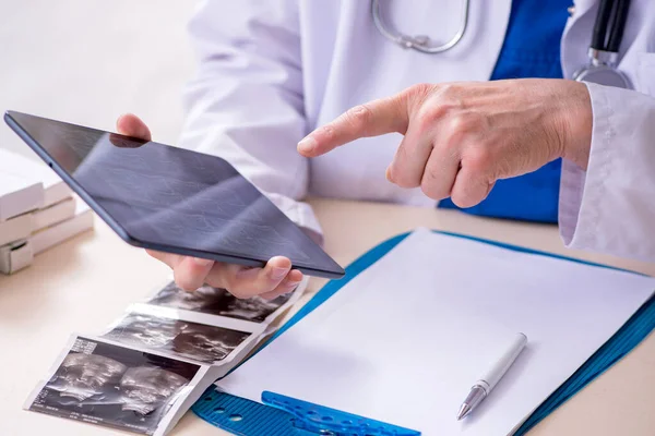 Velho médico masculino no conceito de telessaúde — Fotografia de Stock