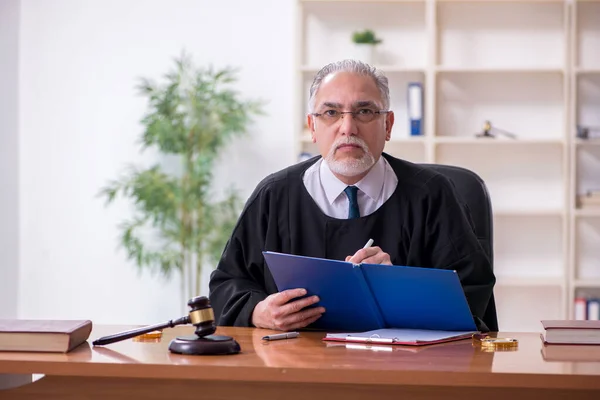 Oude mannelijke rechter werkt in het gerechtsgebouw — Stockfoto