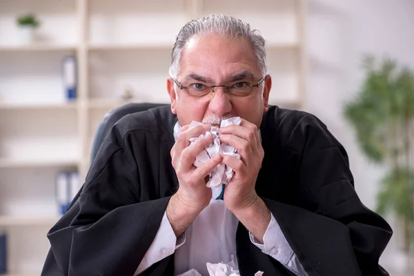 Hakim pria tua yang bekerja di pengadilan — Stok Foto